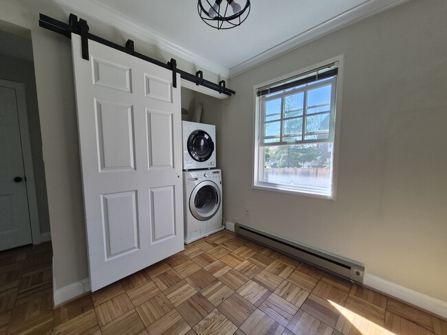 Building Photo - 1602 W Abingdon Dr