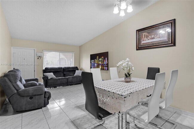 Foto del edificio - 18256 Mediterranean Blvd