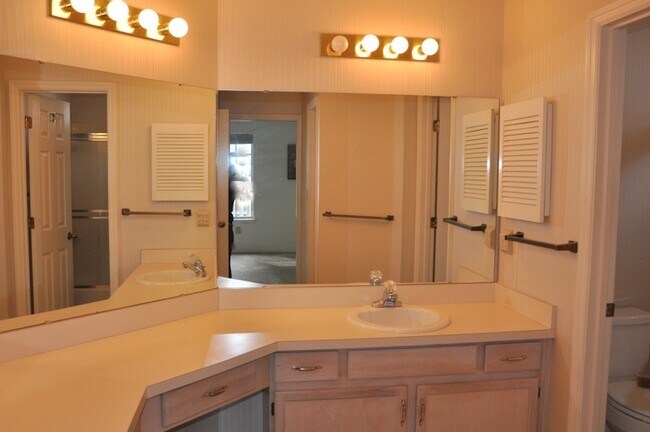 Building Photo - 3556 Killarney Plaza Dr