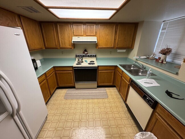 Foto del edificio - 2BR Bedroom 2BA "Split Level Condo and is ...