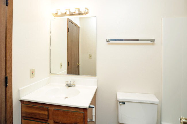 Baño - Total Property Management 528-530 Welch Ave.