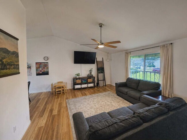 Foto del edificio - Must See 3 BED/2 Bath Rambler in Heart of Yelm Available 6/10/26! Close to JBLM!!!