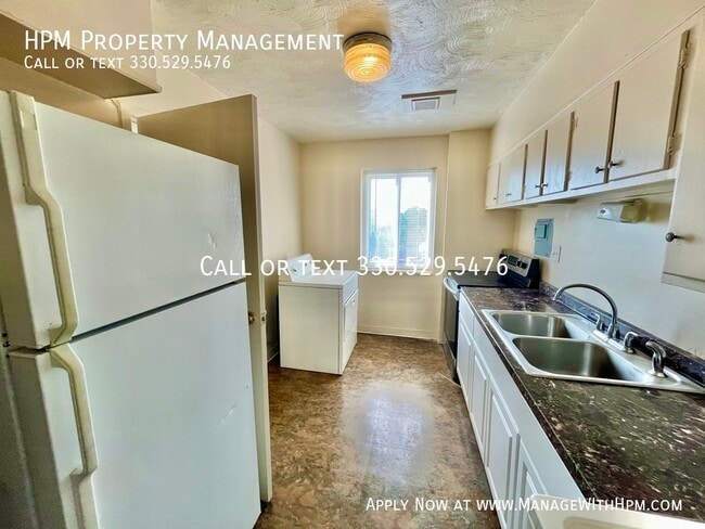 Foto del edificio - 20584 Lorain Rd