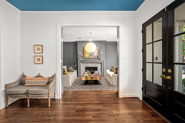 Building Photo - 5527 Briar Dr