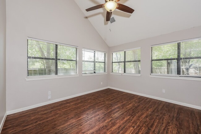 Building Photo - 657 Edgewood Dr