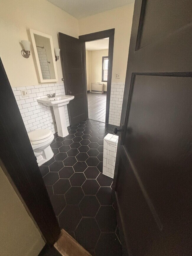 Foto del edificio - Spacious 2+ Bedroom in Prime Brunswick Location