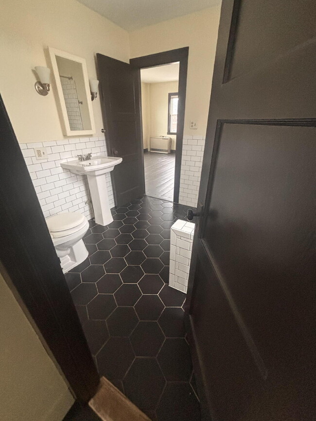 Building Photo - Spacious 2+ Bedroom in Prime Brunswick Location