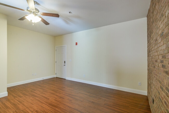 Building Photo - 407 S Roan St