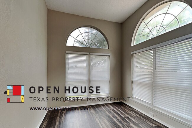 Building Photo - 2717 Salado Trl, Fort Worth