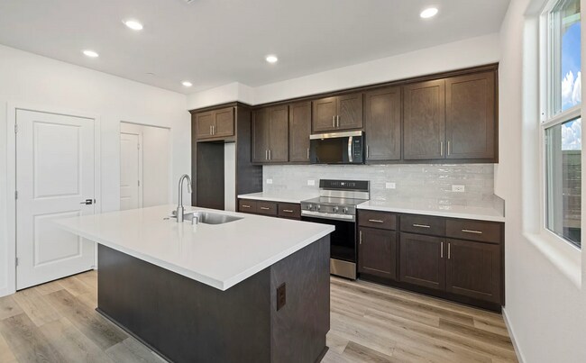 Foto del edificio - 4 Bed 3 Bath 2 Story 2 Car