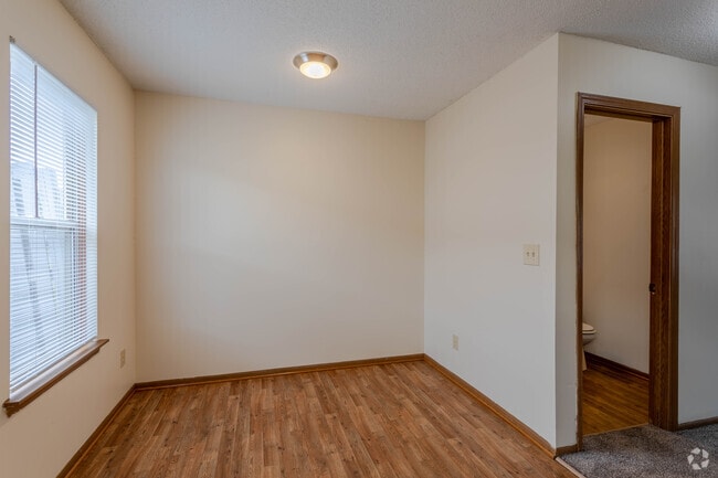 3 Br, 2,5 Ba - 1.130 SF - River Valley