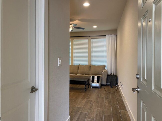 Foto del edificio - 347 Madison Oaks Ave