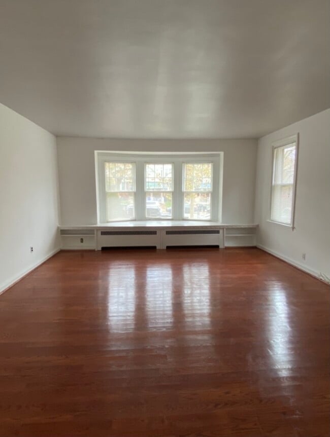 Living Room - 5815 N Front St