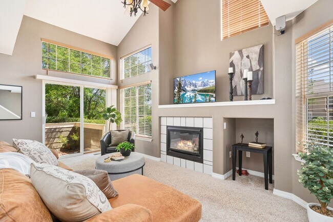 Building Photo - Spacious 2 Bedroom, 2 bathroom Condo.