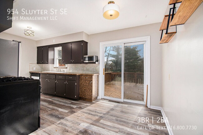 Foto del edificio - 954 Sluyter St SE