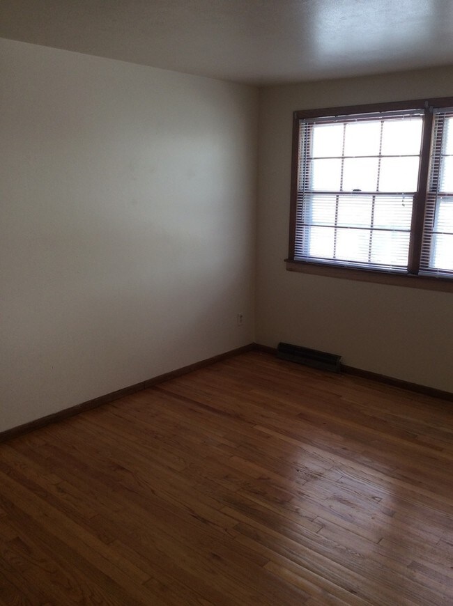 Building Photo - NEWLY AVAILABLE 3bd 1.5 bath TOWNHOME!