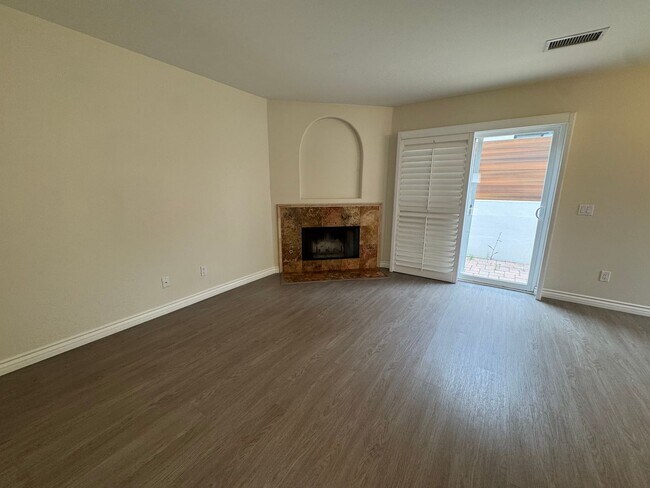 Foto del edificio - Private Patio, Cozy Fireplace & Prime Thousand Oaks Location