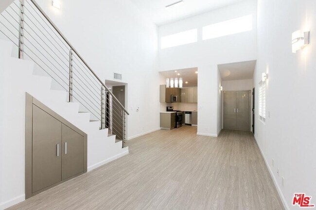 Foto del edificio - 8648 W Olympic Blvd