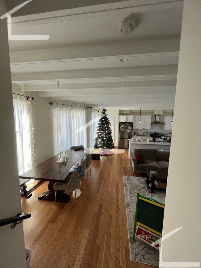 Foto del edificio - HOT BROOKLINE LISTING!!!!!