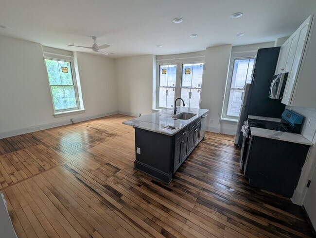 Foto del edificio - Newly renovated, modern apartment in historic Covington