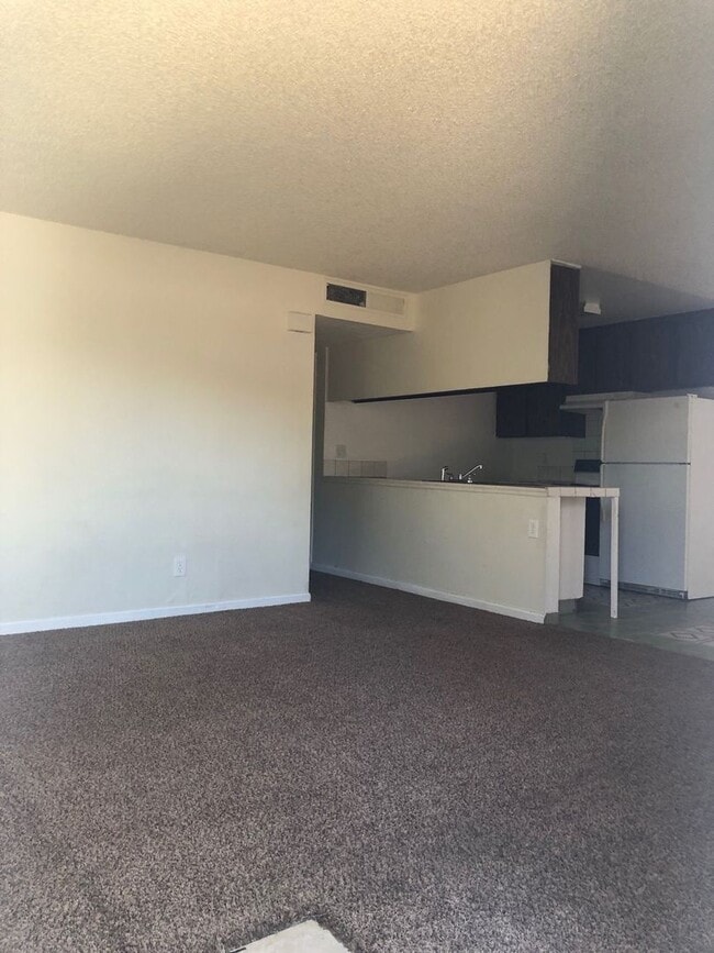 Building Photo - 2 bedroom 2 bath duplex