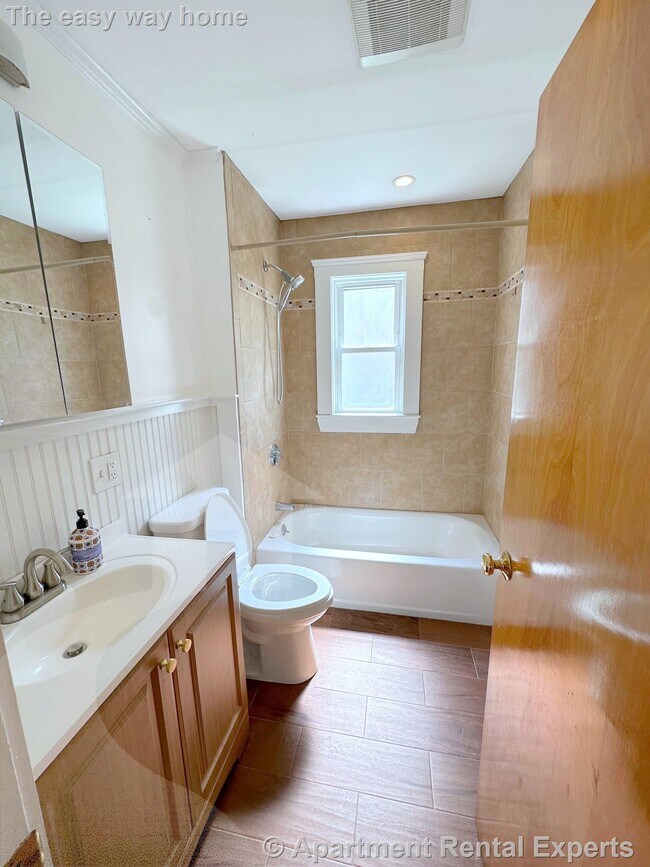 Foto del edificio - Beautiful West Medford Renovation * Steps ...