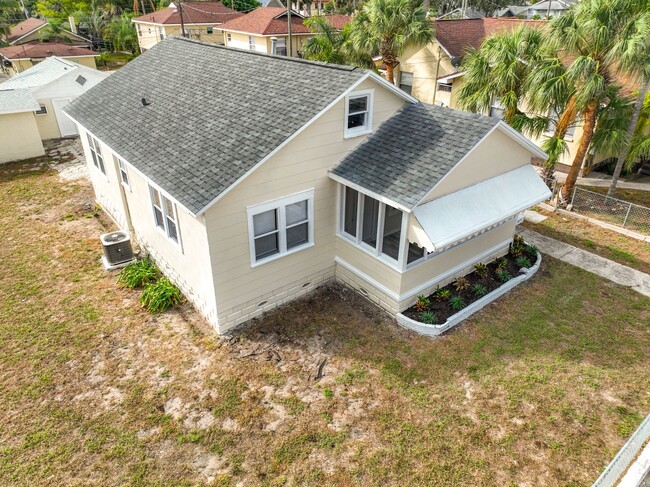 Building Photo - Beautifully Renovated 3 Bedroom House For ...