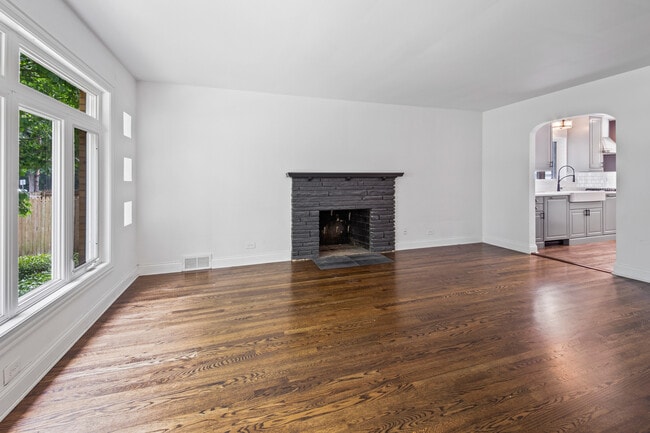 Building Photo - 6114 N Lenox Ave