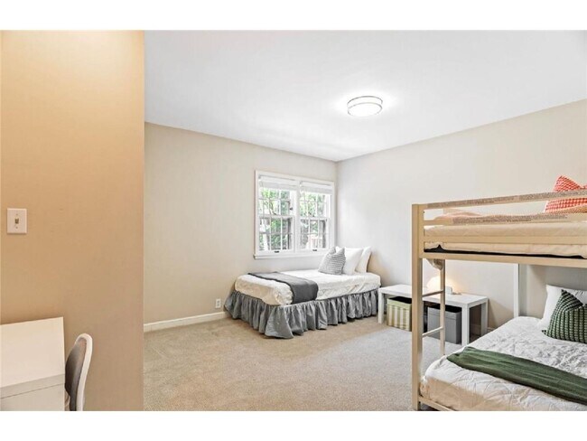 Foto del edificio - 2730 Glenhurst Ave
