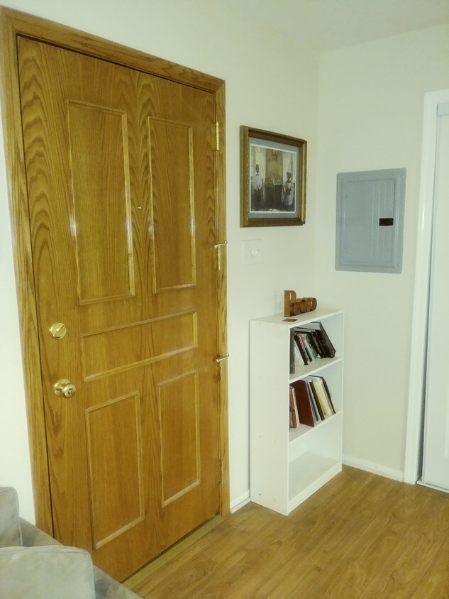 Primary Photo - 2621 W 84th St