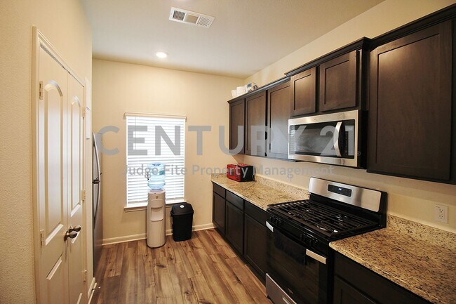 Building Photo - Spacious 2-Story 5/2.5/2 in Patriot Estate...