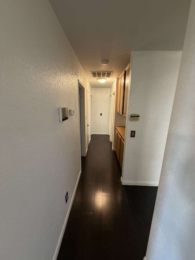 Foto del edificio - Spacious Single-Story Home with Large Yard & Classic Charm