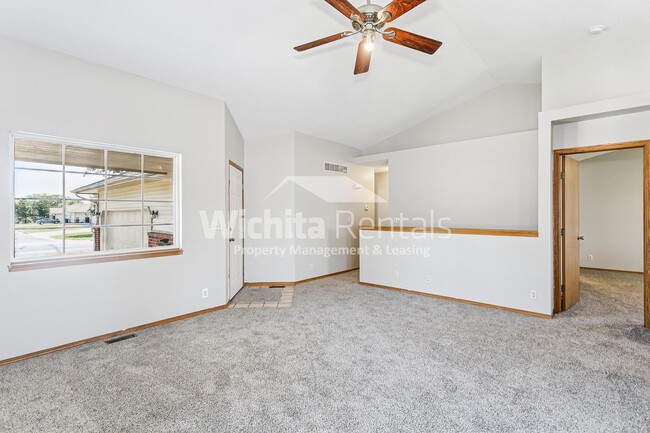 Photo - 5 N Hopper Dr (Goddard, KS) House