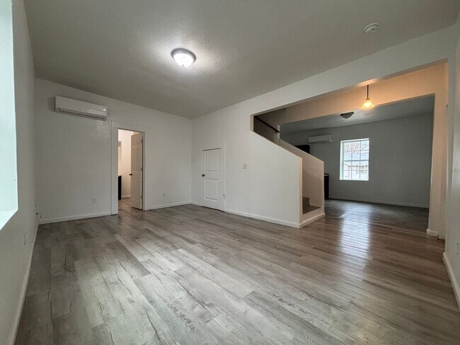 Building Photo - Recently Remodeled 3 bedroom 2 full bathro...