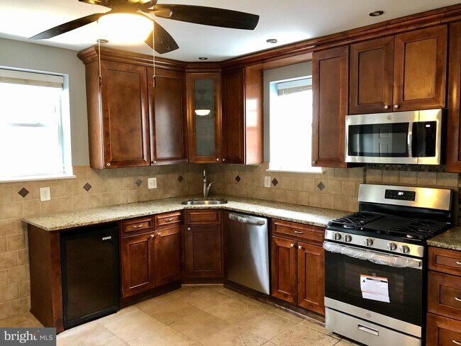 Building Photo - 506 E Gorgas Ln