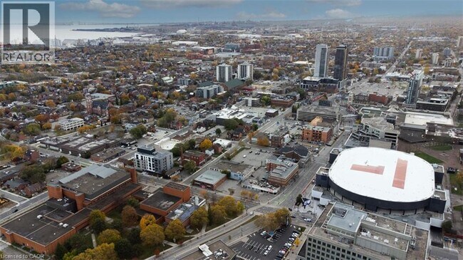 Photo du bâtiment - 116 Bay St N