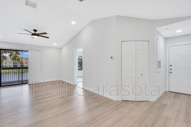 Foto del edificio - 4021 Crockers Lake Blvd