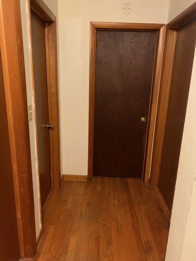 Building Photo - LINCOLN LANE 122/124