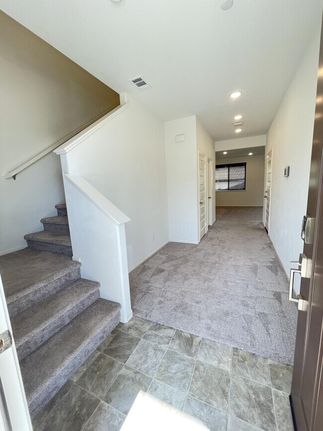 Building Photo - 896 Tierra Dr