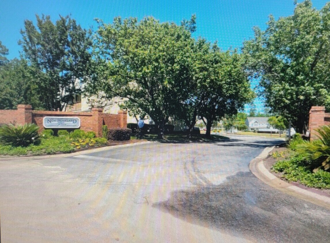 Primary Photo - 2 Bedroom 2 bath apt very close to everyth...
