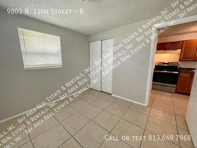 Building Photo - 1/1 Duplex Close to Everything!