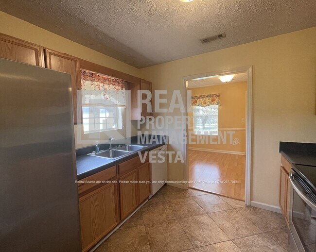 Building Photo - Spacious Three Bedroom House in Hartley Br...