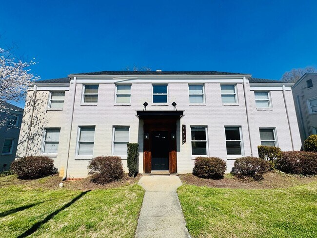 Foto del edificio - 1108 W Friendly Ave