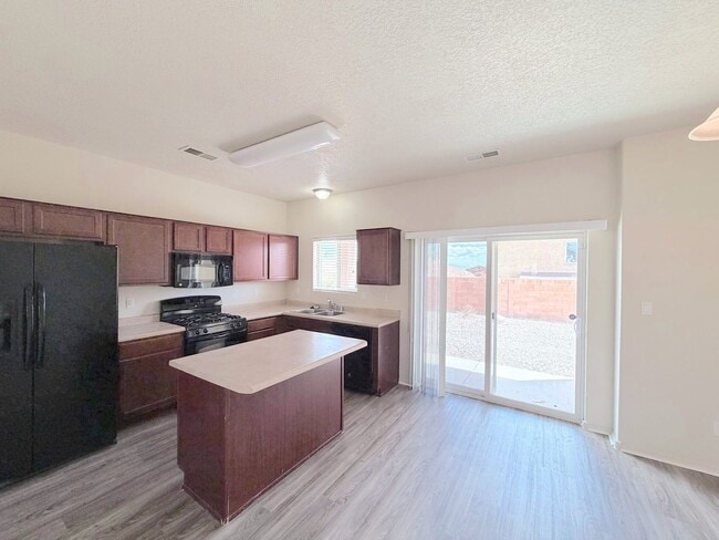 Building Photo - Beautiful 3 bed 2 bath in SW Albuquerque! Spacious layout. New Flooring! 2 Car Garage. Near 98th ...