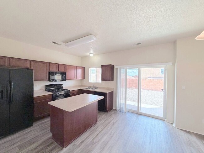 Foto del edificio - Beautiful 3 bed 2 bath in SW Albuquerque! Spacious layout. New Flooring! 2 Car Garage. Near 98th ...