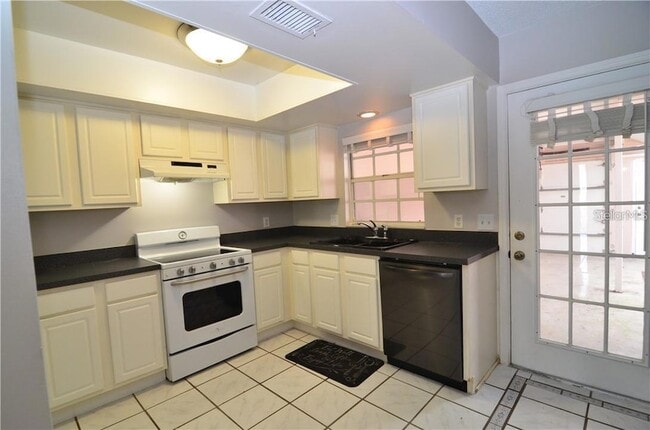 Building Photo - 106 S Primrose Dr