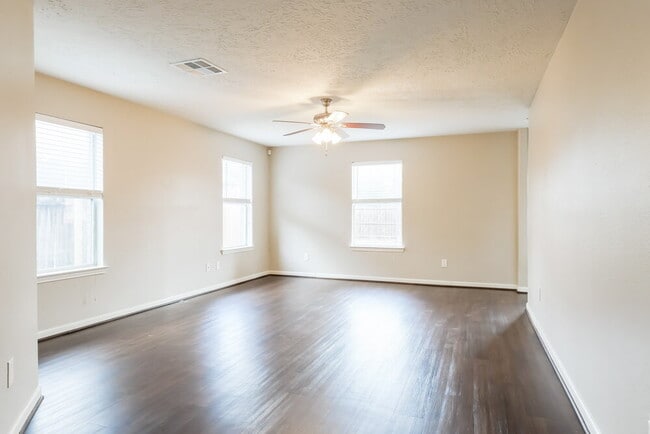 Building Photo - 21818 Hemlock Park Dr