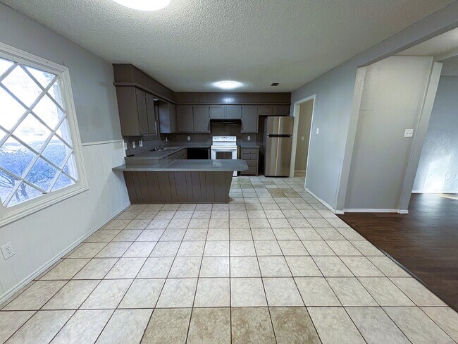 Building Photo - Outstanding Three Bedroom Home With Sunroom Located in the Heart of the Hub City!