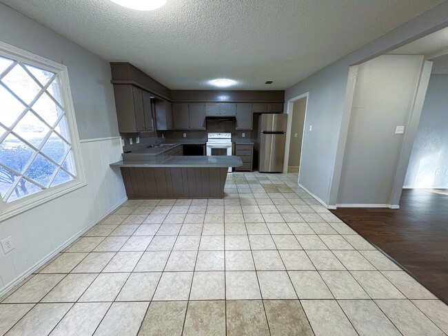 Foto del edificio - Outstanding Three Bedroom Home With Sunroom Located in the Heart of the Hub City!