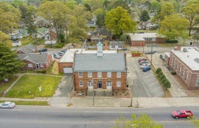 Building Photo - 632 Roanoke Ave